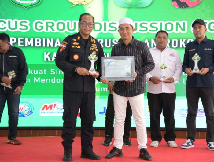 FOTO: Kegiatan Focus Group Discussion (FGD) yang digelar Forum Pimpinan Asosiasi Media (For-PAM) Kabupaten Sumenep bersama Paguyuban Pengusaha Rokok Sumenep, Kamis (17/7/2025), di pendopo agung keraton Sumenep. (Panji Agira/wartazone.com)