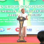 FOTO: Penasehat Paguyuban Perusahaan Rokok (PR) Sumenep, H. Mukmin, saat menyampaikan sambutan di acara Focus Group Discussion (FGD) yang digelar Forum Pimpinan Asosiasi Media (For-PAM) Kabupaten Sumenep, di pendopo keraton Sumenep. Kamis, 17 Juli 2025.