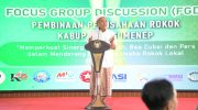 FOTO: Penasehat Paguyuban Perusahaan Rokok (PR) Sumenep, H. Mukmin, saat menyampaikan sambutan di acara Focus Group Discussion (FGD) yang digelar Forum Pimpinan Asosiasi Media (For-PAM) Kabupaten Sumenep, di pendopo keraton Sumenep. Kamis, 17 Juli 2025.