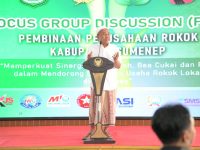 FOTO: Penasehat Paguyuban Perusahaan Rokok (PR) Sumenep, H. Mukmin, saat menyampaikan sambutan di acara Focus Group Discussion (FGD) yang digelar Forum Pimpinan Asosiasi Media (For-PAM) Kabupaten Sumenep, di pendopo keraton Sumenep. Kamis, 17 Juli 2025.