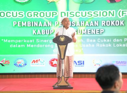 FOTO: Penasehat Paguyuban Perusahaan Rokok (PR) Sumenep, H. Mukmin, saat menyampaikan sambutan di acara Focus Group Discussion (FGD) yang digelar Forum Pimpinan Asosiasi Media (For-PAM) Kabupaten Sumenep, di pendopo keraton Sumenep. Kamis, 17 Juli 2025.