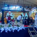 FOTO: Ketua Baznas Sumenep Ahmad Rahman, saat menyerahkan santunan anak yatim dalam gelaran Tabligh Akbar dan Pengajian Umum yang berlangsung di Lapangan Dusun Tengah, Desa Romben Guna, Minggu (20/07/2025).