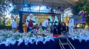 FOTO: Ketua Baznas Sumenep Ahmad Rahman, saat menyerahkan santunan anak yatim dalam gelaran Tabligh Akbar dan Pengajian Umum yang berlangsung di Lapangan Dusun Tengah, Desa Romben Guna, Minggu (20/07/2025).