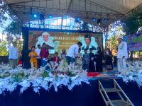 FOTO: Ketua Baznas Sumenep Ahmad Rahman, saat menyerahkan santunan anak yatim dalam gelaran Tabligh Akbar dan Pengajian Umum yang berlangsung di Lapangan Dusun Tengah, Desa Romben Guna, Minggu (20/07/2025).