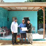 FOTO: Bupati Sumenep Achmad Fauzi Wongsojudo bersama Ketua Baznas Sumenep Ahmad Rahman, menyerahkan bantuan dua unit rumah layak huni kepada warga lanjut usia (lansia) di Desa Kolor, Kecamatan Kota Sumenep, pada Selasa (22/07/2025).