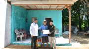 FOTO: Bupati Sumenep Achmad Fauzi Wongsojudo bersama Ketua Baznas Sumenep Ahmad Rahman, menyerahkan bantuan dua unit rumah layak huni kepada warga lanjut usia (lansia) di Desa Kolor, Kecamatan Kota Sumenep, pada Selasa (22/07/2025).