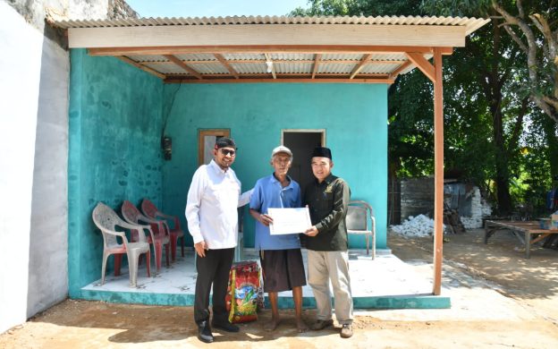 FOTO: Bupati Sumenep Achmad Fauzi Wongsojudo bersama Ketua Baznas Sumenep Ahmad Rahman, menyerahkan bantuan dua unit rumah layak huni kepada warga lanjut usia (lansia) di Desa Kolor, Kecamatan Kota Sumenep, pada Selasa (22/07/2025).