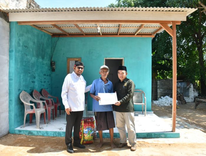 FOTO: Bupati Sumenep Achmad Fauzi Wongsojudo bersama Ketua Baznas Sumenep Ahmad Rahman, menyerahkan bantuan dua unit rumah layak huni kepada warga lanjut usia (lansia) di Desa Kolor, Kecamatan Kota Sumenep, pada Selasa (22/07/2025).