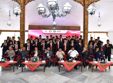 FOTO: Dewan Pimpinan Cabang (DPC) Persaudaraan Kepala Desa Indonesia (PKDI) Kabupaten Sumenep periode 2025–2030 resmi dikukuhkan pada Rabu, 23 Oktober 2025, di Pendopo Keraton Sumenep.