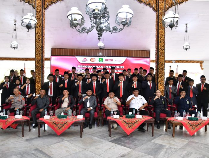 FOTO: Dewan Pimpinan Cabang (DPC) Persaudaraan Kepala Desa Indonesia (PKDI) Kabupaten Sumenep periode 2025–2030 resmi dikukuhkan pada Rabu, 23 Oktober 2025, di Pendopo Keraton Sumenep.