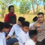 FOTO: Kapolsek Dungkek Iptu Harri Putra Makmur, S.Tr.K., MH., berbaur bersama para siswa saat berkunjung ke Pulau Giliyang.