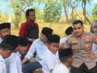 FOTO: Kapolsek Dungkek Iptu Harri Putra Makmur, S.Tr.K., MH., berbaur bersama para siswa saat berkunjung ke Pulau Giliyang.