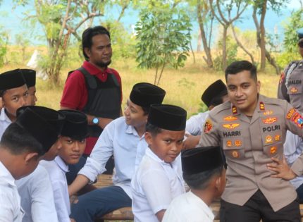 FOTO: Kapolsek Dungkek Iptu Harri Putra Makmur, S.Tr.K., MH., berbaur bersama para siswa saat berkunjung ke Pulau Giliyang.