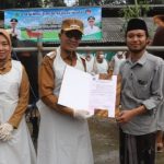FOTO: Launching Ternak Kurban Sehat ditandai dengan penyerahan sertifikat oleh Bupati Pamekasan, Senin (19/5/2025).