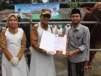 FOTO: Launching Ternak Kurban Sehat ditandai dengan penyerahan sertifikat oleh Bupati Pamekasan, Senin (19/5/2025).