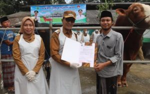 FOTO: Launching Ternak Kurban Sehat ditandai dengan penyerahan sertifikat oleh Bupati Pamekasan, Senin (19/5/2025).