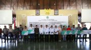 FOTO: Bupati Pamekasan, KH. Kholilurrahman menyerahkan secara simbolis bantuan jeriken BBM bersubsidi dan kartu BPJS Ketenagakerjaan kepada nelayan, Rabu (11/6/2025)
