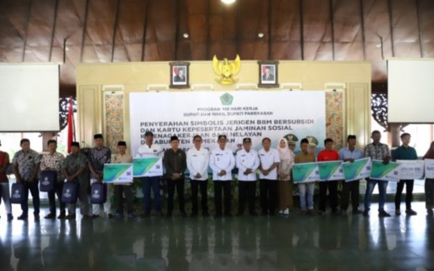 FOTO: Bupati Pamekasan, KH. Kholilurrahman menyerahkan secara simbolis bantuan jeriken BBM bersubsidi dan kartu BPJS Ketenagakerjaan kepada nelayan, Rabu (11/6/2025)