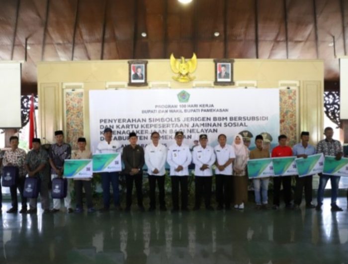 FOTO: Bupati Pamekasan, KH. Kholilurrahman menyerahkan secara simbolis bantuan jeriken BBM bersubsidi dan kartu BPJS Ketenagakerjaan kepada nelayan, Rabu (11/6/2025)