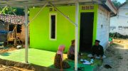 FOTO: Tim Baznas Sumenep, saat menyerahkan bantuan rumah layak huni di Desa Matanair, Kecamatan Rubaru. Senin (28/07/2025).