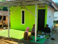 FOTO: Tim Baznas Sumenep, saat menyerahkan bantuan rumah layak huni di Desa Matanair, Kecamatan Rubaru. Senin (28/07/2025).