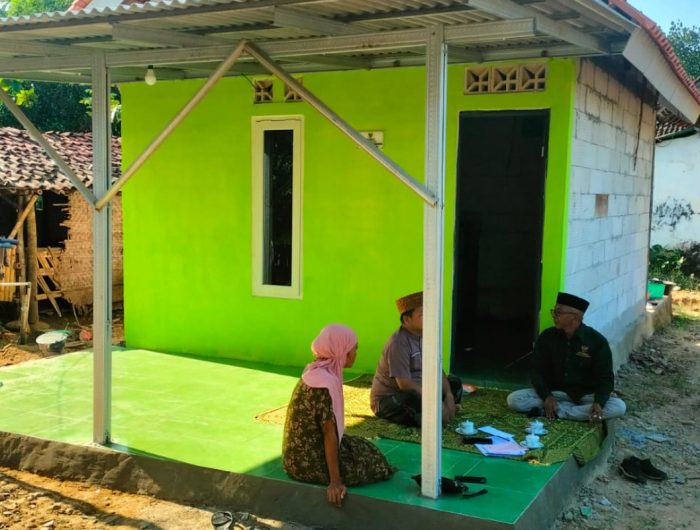 FOTO: Tim Baznas Sumenep, saat menyerahkan bantuan rumah layak huni di Desa Matanair, Kecamatan Rubaru. Senin (28/07/2025).