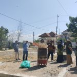FOTO: Mahasiswa KKN Posko 2 UIN Madura yang bertugas di Desa Jarin, Kecamatan Pademawu, Kabupaten Pamekasan, saat peluncuran inovasi alat pembakar sampah minim asap, Selasa (29/7/2025).