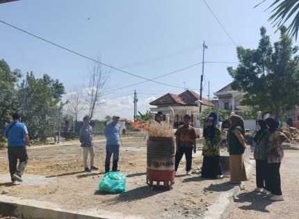 FOTO: Mahasiswa KKN Posko 2 UIN Madura yang bertugas di Desa Jarin, Kecamatan Pademawu, Kabupaten Pamekasan, saat peluncuran inovasi alat pembakar sampah minim asap, Selasa (29/7/2025).