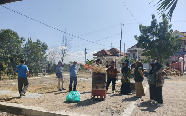 FOTO: Mahasiswa KKN Posko 2 UIN Madura yang bertugas di Desa Jarin, Kecamatan Pademawu, Kabupaten Pamekasan, saat peluncuran inovasi alat pembakar sampah minim asap, Selasa (29/7/2025).