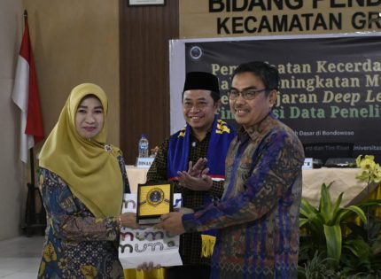 FOTO: Bupati Bondowoso, Abdul Hamid Wahid, mengapresiasi inisiatif Tim Riset Universitas Negeri Malang dalam kegiatan pendampingan pemanfaatan kecerdasan buatan untuk peningkatan mutu pembelajaran.