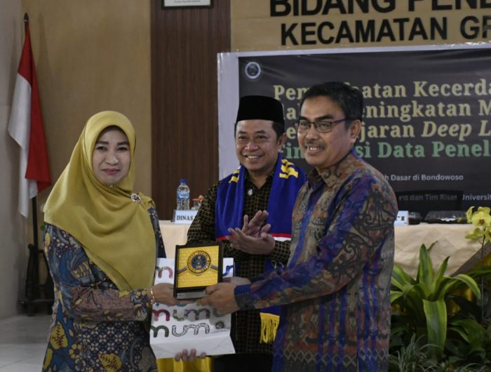 FOTO: Bupati Bondowoso, Abdul Hamid Wahid, mengapresiasi inisiatif Tim Riset Universitas Negeri Malang dalam kegiatan pendampingan pemanfaatan kecerdasan buatan untuk peningkatan mutu pembelajaran.
