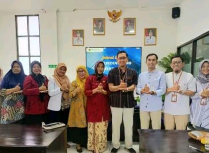 FOTO: Sesi foto bersama usai proses kredensial BPJS Kesehatan Wilayah Madura di RSUD dr. H. Moh. Anwar Sumenep. (Ist/wartazone.com)
