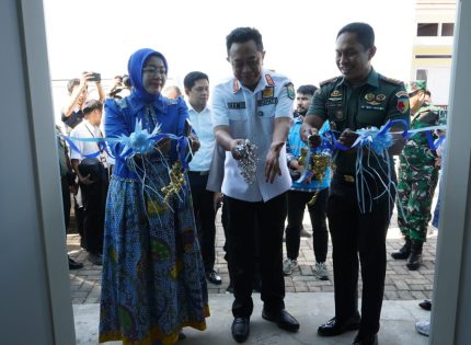 FOTO: Bupati Bondowoso, Drs. KH. Abdul Hamid Wahid, meresmikan Satuan Pelayanan Pemenuhan Gizi (SPPG) milik Yayasan Baitul Hikmah Al-Imraniyyah di Desa Mangli, Kecamatan Pujer, Rabu (6/8/2025).