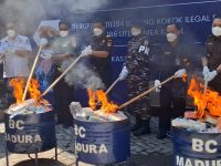 FOTO: Kantor Pelayanan Utama Bea dan Cukai Tipe Madya Pabean (KPUBC TMP) C Madura saat memusnahkan berbagai barang hasil penindakan sepanjang tahun 2025.