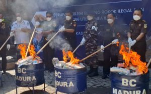 FOTO: Kantor Pelayanan Utama Bea dan Cukai Tipe Madya Pabean (KPUBC TMP) C Madura saat memusnahkan berbagai barang hasil penindakan sepanjang tahun 2025.