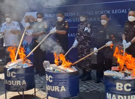 FOTO: Kantor Pelayanan Utama Bea dan Cukai Tipe Madya Pabean (KPUBC TMP) C Madura saat memusnahkan berbagai barang hasil penindakan sepanjang tahun 2025.