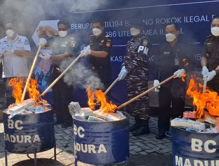FOTO: Kantor Pelayanan Utama Bea dan Cukai Tipe Madya Pabean (KPUBC TMP) C Madura saat memusnahkan berbagai barang hasil penindakan sepanjang tahun 2025.
