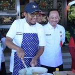 FOTO: Bupati Sumenep, Achmad Fauzi Wongsojudo, di sela-sela Lomba Masak Mie Goreng antar pimpinan perangkat daerah, Forkopimda, BUMN, dan BUMD, dalam rangka memeriahkan Hari Ulang Tahun (HUT) ke-80 Kemerdekaan RI 2025, di Kantor Bupati, Rabu (6/8/2025).