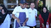 FOTO: Bupati Sumenep, Achmad Fauzi Wongsojudo, di sela-sela Lomba Masak Mie Goreng antar pimpinan perangkat daerah, Forkopimda, BUMN, dan BUMD, dalam rangka memeriahkan Hari Ulang Tahun (HUT) ke-80 Kemerdekaan RI 2025, di Kantor Bupati, Rabu (6/8/2025).