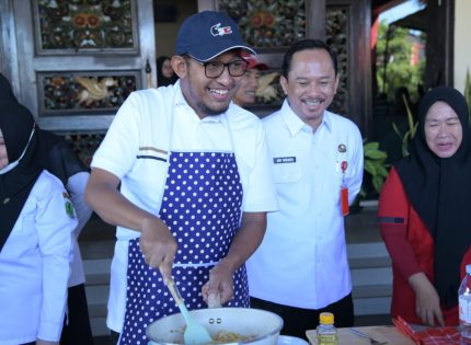 FOTO: Bupati Sumenep, Achmad Fauzi Wongsojudo, di sela-sela Lomba Masak Mie Goreng antar pimpinan perangkat daerah, Forkopimda, BUMN, dan BUMD, dalam rangka memeriahkan Hari Ulang Tahun (HUT) ke-80 Kemerdekaan RI 2025, di Kantor Bupati, Rabu (6/8/2025).