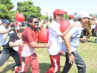 FOTO: Bupati Sumenep Achmad Fauzi Wongsojudo, berbaur dalam lomba antar Aparatur Sipil Negara (ASN) dalam rangka memeriahkan Hari Ulang Tahun (HUT) ke-80 Kemerdekaan Republik Indonesia, Selasa (5/8/2025).