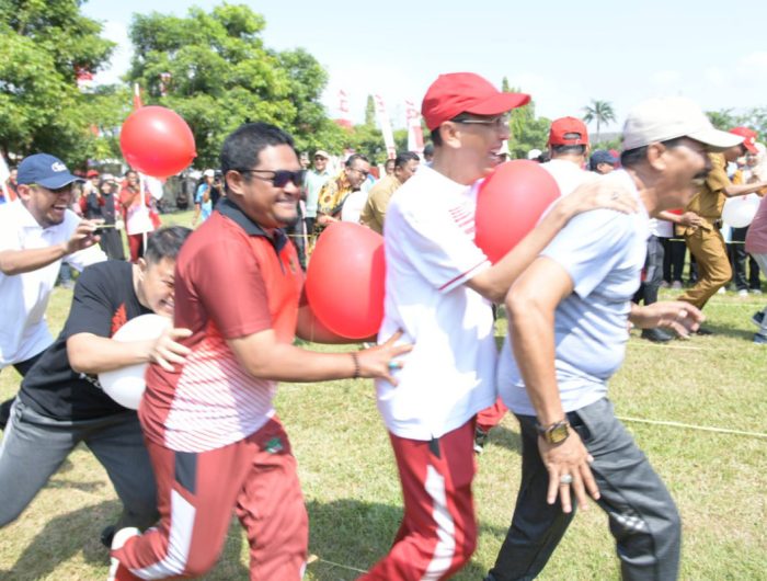 FOTO: Bupati Sumenep Achmad Fauzi Wongsojudo, berbaur dalam lomba antar Aparatur Sipil Negara (ASN) dalam rangka memeriahkan Hari Ulang Tahun (HUT) ke-80 Kemerdekaan Republik Indonesia, Selasa (5/8/2025).