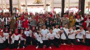 FOTO: Sesi foto bersama usai peluncuran dua program strategis untuk memperkuat perlindungan anak dan perempuan. Kedua program tersebut adalah SEMARAK TP PKK (Sekolah Masyarakat Anti Perkawinan Anak) dan SI PEKA PAK (Sistem Pengaduan Kekerasan dan Perlindungan Perempuan & Anak), Pemkab Bondowoso.