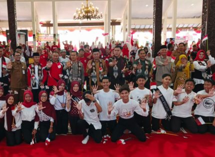 FOTO: Sesi foto bersama usai peluncuran dua program strategis untuk memperkuat perlindungan anak dan perempuan. Kedua program tersebut adalah SEMARAK TP PKK (Sekolah Masyarakat Anti Perkawinan Anak) dan SI PEKA PAK (Sistem Pengaduan Kekerasan dan Perlindungan Perempuan & Anak), Pemkab Bondowoso.