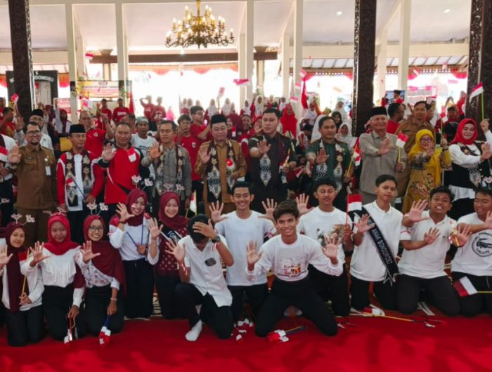 FOTO: Sesi foto bersama usai peluncuran dua program strategis untuk memperkuat perlindungan anak dan perempuan. Kedua program tersebut adalah SEMARAK TP PKK (Sekolah Masyarakat Anti Perkawinan Anak) dan SI PEKA PAK (Sistem Pengaduan Kekerasan dan Perlindungan Perempuan & Anak), Pemkab Bondowoso.