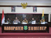 FOTO: Bupati Sumenep, H. Achmad Fauzi Wongsojudo, saat memimpin rapat penetapan Titik Impas Harga Tembakau (TIHT) 2025, di Kantor Bupati, Senin (11/8/2025).