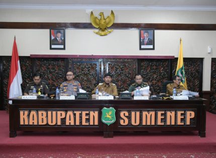 FOTO: Bupati Sumenep, H. Achmad Fauzi Wongsojudo, saat memimpin rapat penetapan Titik Impas Harga Tembakau (TIHT) 2025, di Kantor Bupati, Senin (11/8/2025).
