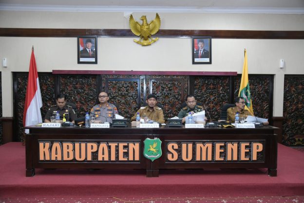 FOTO: Bupati Sumenep, H. Achmad Fauzi Wongsojudo, saat memimpin rapat penetapan Titik Impas Harga Tembakau (TIHT) 2025, di Kantor Bupati, Senin (11/8/2025).