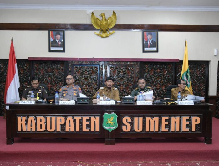 FOTO: Bupati Sumenep, H. Achmad Fauzi Wongsojudo, saat memimpin rapat penetapan Titik Impas Harga Tembakau (TIHT) 2025, di Kantor Bupati, Senin (11/8/2025).