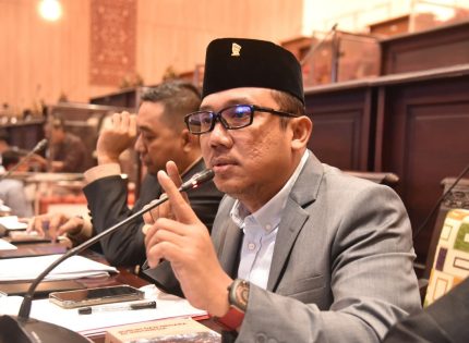 FOTO: Ketua Komisi I DPRD Kabupaten Sumenep Darul Hasyim Fath, saat memimpin fit and proper test terhadap 11 calon komisioner Komisi Informasi (KI) Kabupaten Sumenep, di gedung DPRD Sumenep, Rabu (13/8/2025).